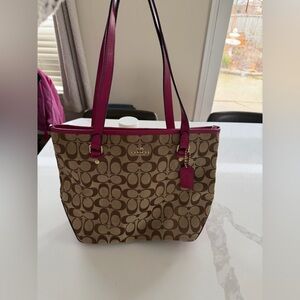 Coach City Tote bag in Khaki and Magenta.